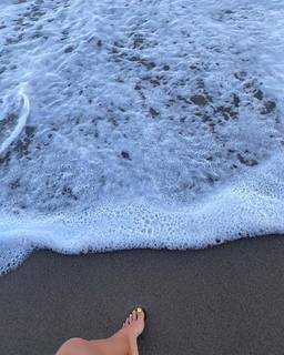 Kylie Jenner feet photo thumbnail