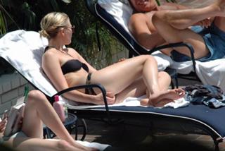 Kirsten Dunst feet photo thumbnail