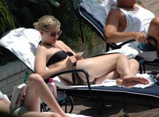 Kirsten Dunst feet photo thumbnail