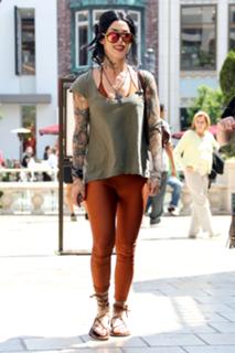 Katherine von Drachenberg feet photo thumbnail