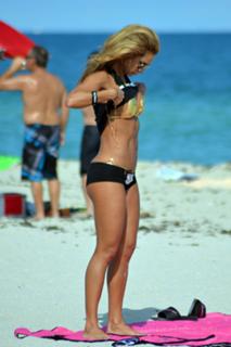 Jennifer Nicole Lee feet photo thumbnail