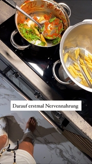 Lola Weippert feet photo thumbnail