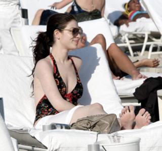 Michelle Trachtenberg feet photo thumbnail