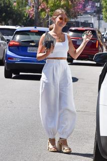 Julianne Hough feet photo thumbnail