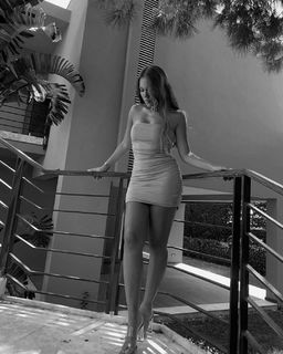 Duygu Özaslan feet photo thumbnail
