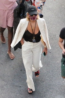 Rita Ora feet photo thumbnail