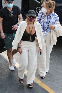 Rita Ora feet photo thumbnail