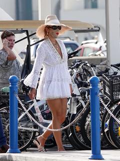 Rita Ora feet photo thumbnail