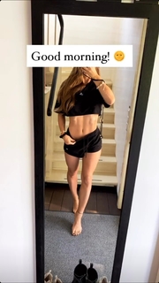 Lola Weippert feet photo thumbnail