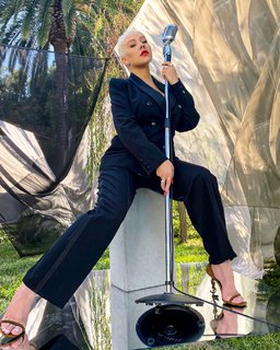 Christina Aguilera feet photo thumbnail