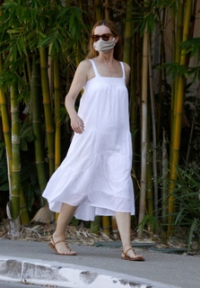 Leslie Mann feet photo thumbnail
