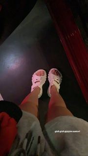 Duygu Özaslan feet photo thumbnail