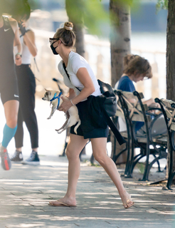 Kaley Cuoco feet photo thumbnail