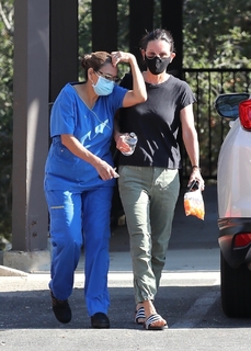 Courteney Cox feet photo thumbnail