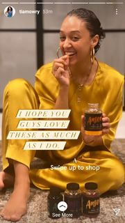 Tia Mowry feet photo thumbnail