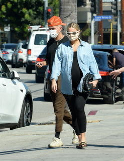 Ashlee Simpson feet photo thumbnail
