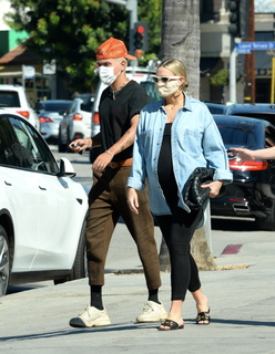 Ashlee Simpson feet photo thumbnail