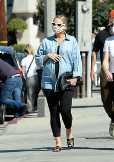 Ashlee Simpson feet photo thumbnail