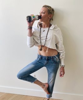 Katie Cassidy feet photo thumbnail