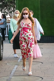 Leslie Mann feet photo thumbnail