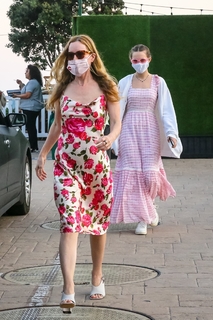 Leslie Mann feet photo thumbnail