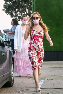 Leslie Mann feet photo thumbnail