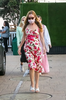 Leslie Mann feet photo thumbnail