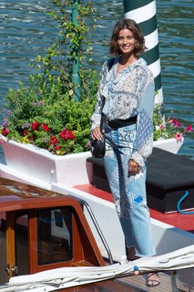 Taylor Hill feet photo thumbnail
