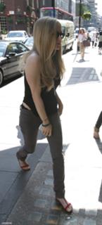 Amanda Seyfried feet photo thumbnail