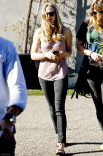 Amanda Seyfried feet photo thumbnail