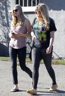 Amanda Seyfried feet photo thumbnail