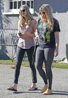 Amanda Seyfried feet photo thumbnail