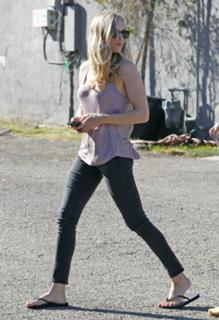 Amanda Seyfried feet photo thumbnail