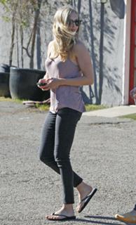 Amanda Seyfried feet photo thumbnail