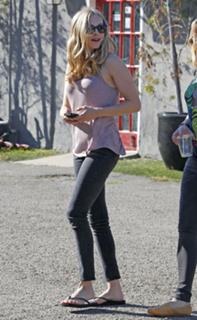 Amanda Seyfried feet photo thumbnail