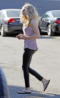 Amanda Seyfried feet photo thumbnail
