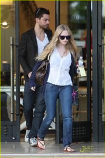 Amanda Seyfried feet photo thumbnail