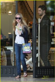 Amanda Seyfried feet photo thumbnail