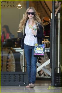 Amanda Seyfried feet photo thumbnail
