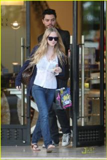 Amanda Seyfried feet photo thumbnail