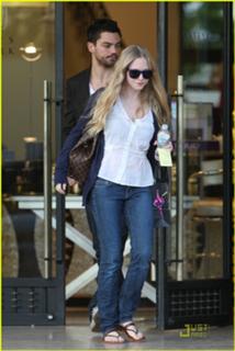 Amanda Seyfried feet photo thumbnail