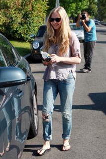 Amanda Seyfried feet photo thumbnail