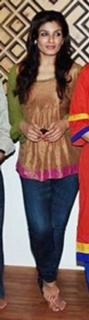 Raveena Tandon feet photo thumbnail