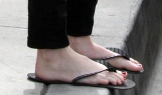 Emma Roberts feet photo thumbnail