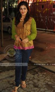 Raveena Tandon feet photo thumbnail
