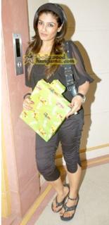 Raveena Tandon feet photo thumbnail