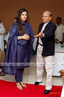 Raveena Tandon feet photo thumbnail