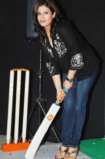 Raveena Tandon feet photo thumbnail