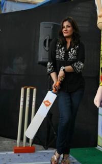 Raveena Tandon feet photo thumbnail