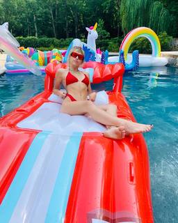 Miley Cyrus feet photo thumbnail
